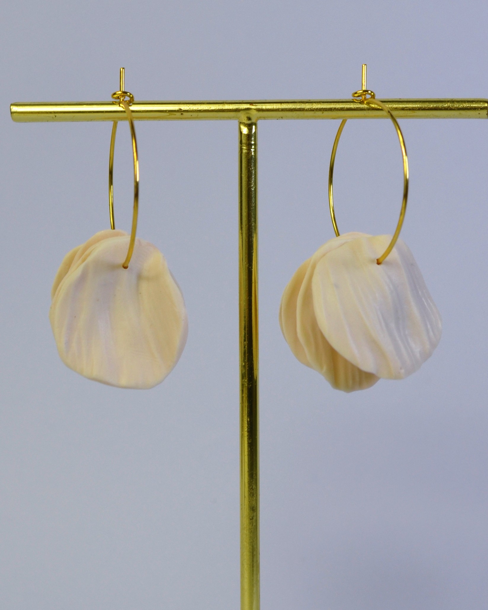 Diseños abstractos que cambian según la perspectiva, como nebulosas amorfas en el universo.